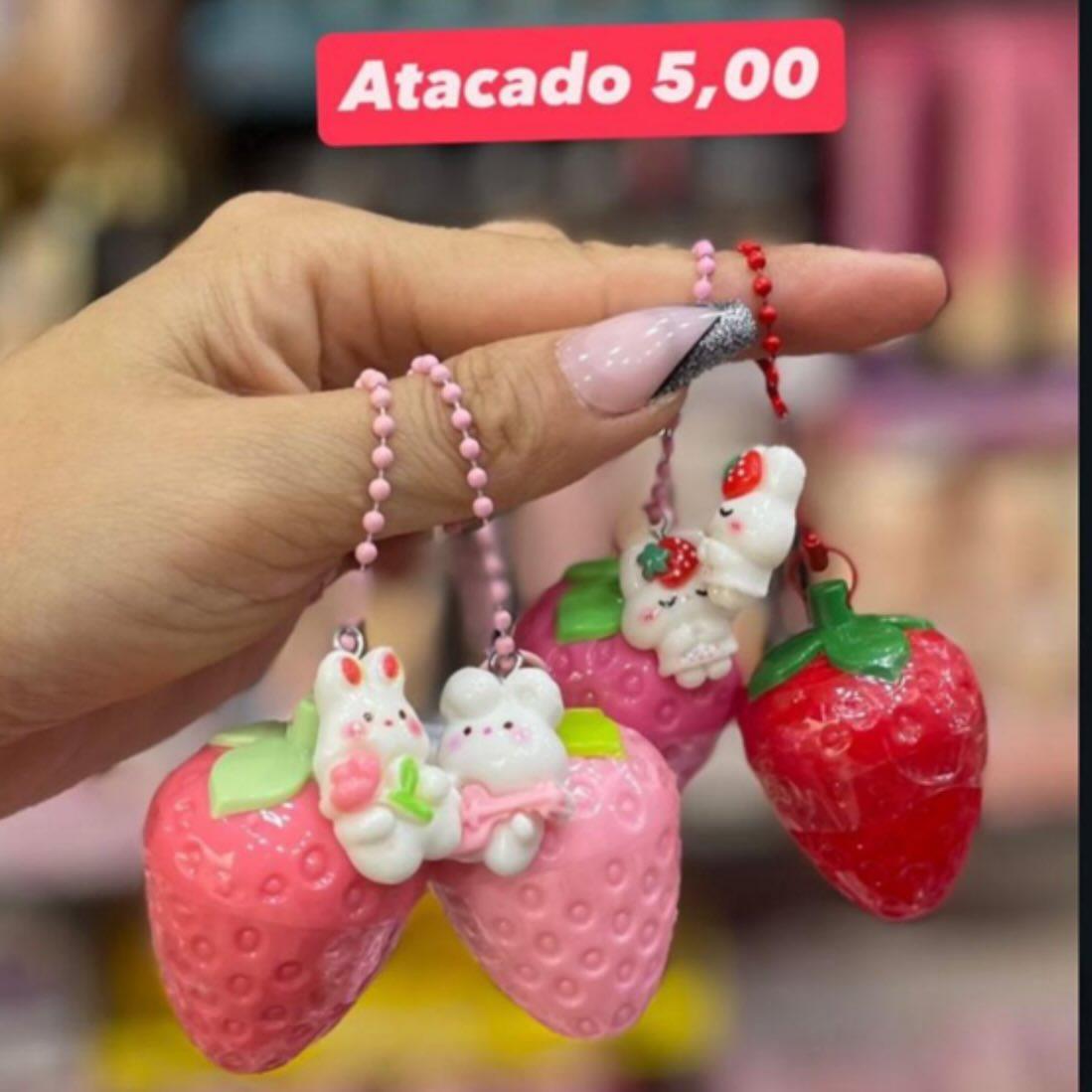 Chaveiro Decorativo Morango com Coelho