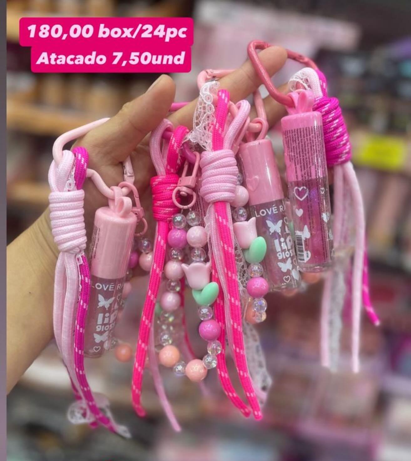 Lip Gloss Love Rain com Chaveiro — display rosa